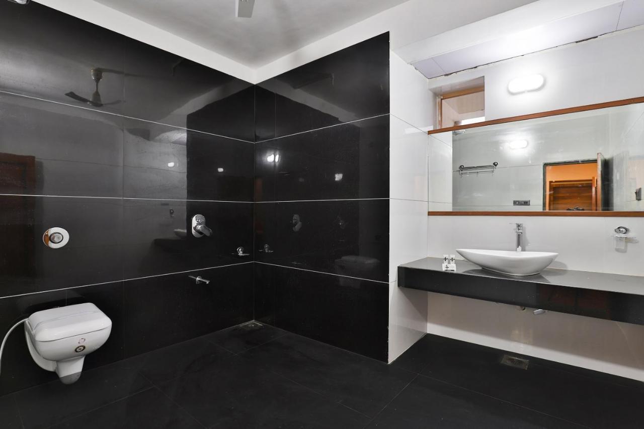 Oyo 23540 Hotel Suryakant Rádzskot Kültér fotó