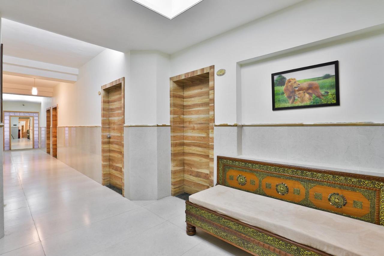 Oyo 23540 Hotel Suryakant Rádzskot Kültér fotó