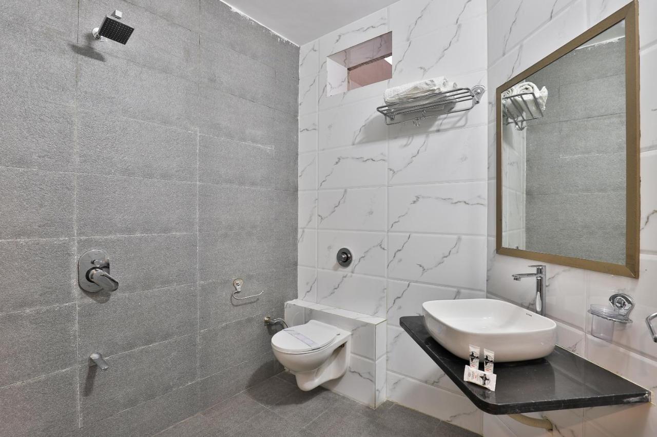 Oyo 23540 Hotel Suryakant Rádzskot Kültér fotó