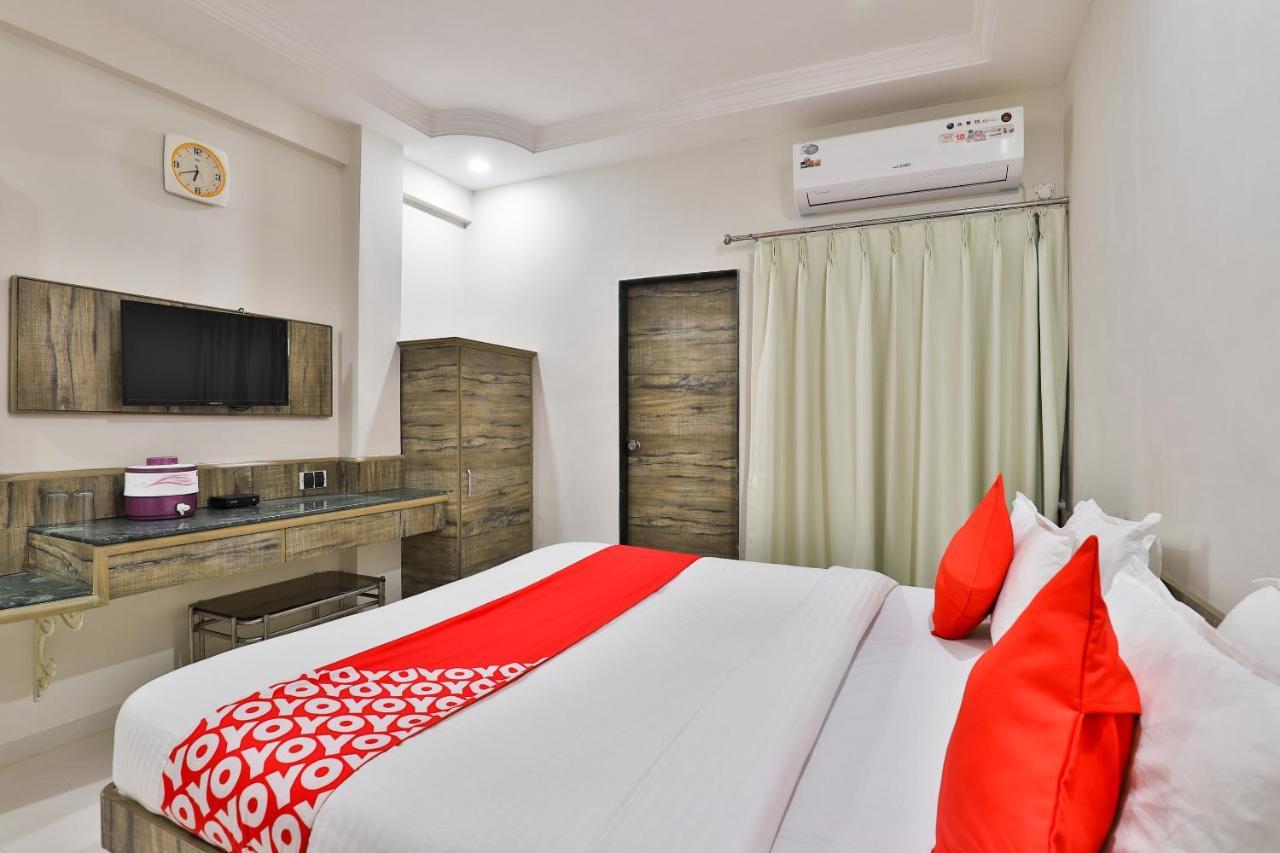 Oyo 23540 Hotel Suryakant Rádzskot Kültér fotó