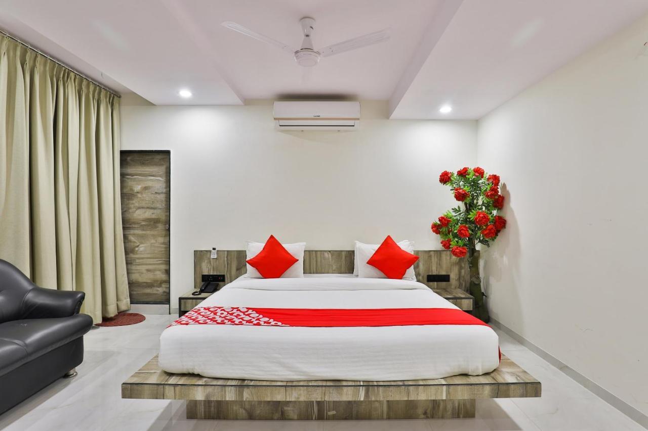 Oyo 23540 Hotel Suryakant Rádzskot Kültér fotó