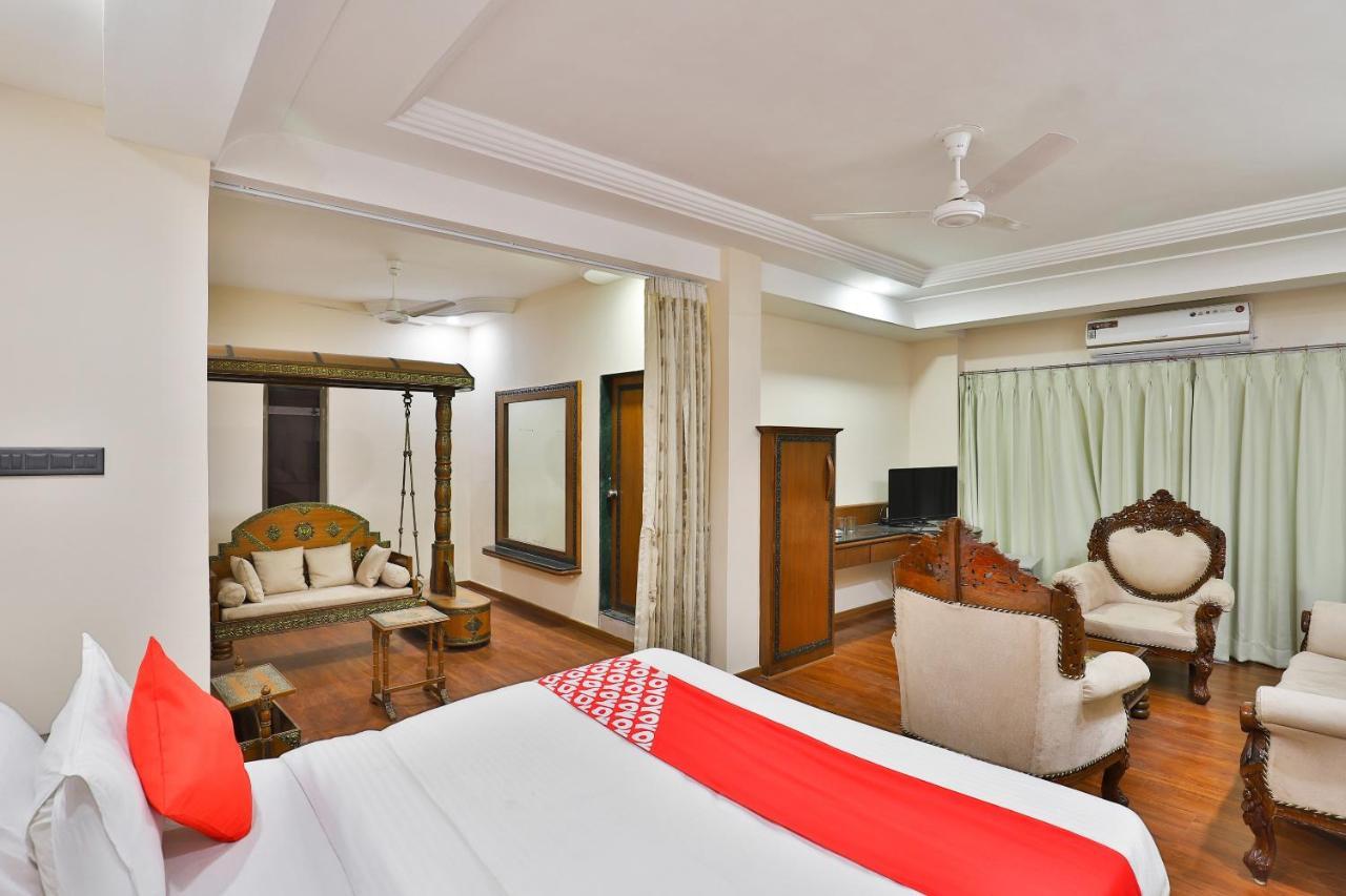 Oyo 23540 Hotel Suryakant Rádzskot Kültér fotó