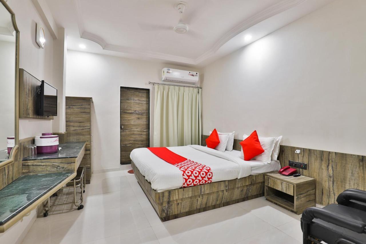 Oyo 23540 Hotel Suryakant Rádzskot Kültér fotó