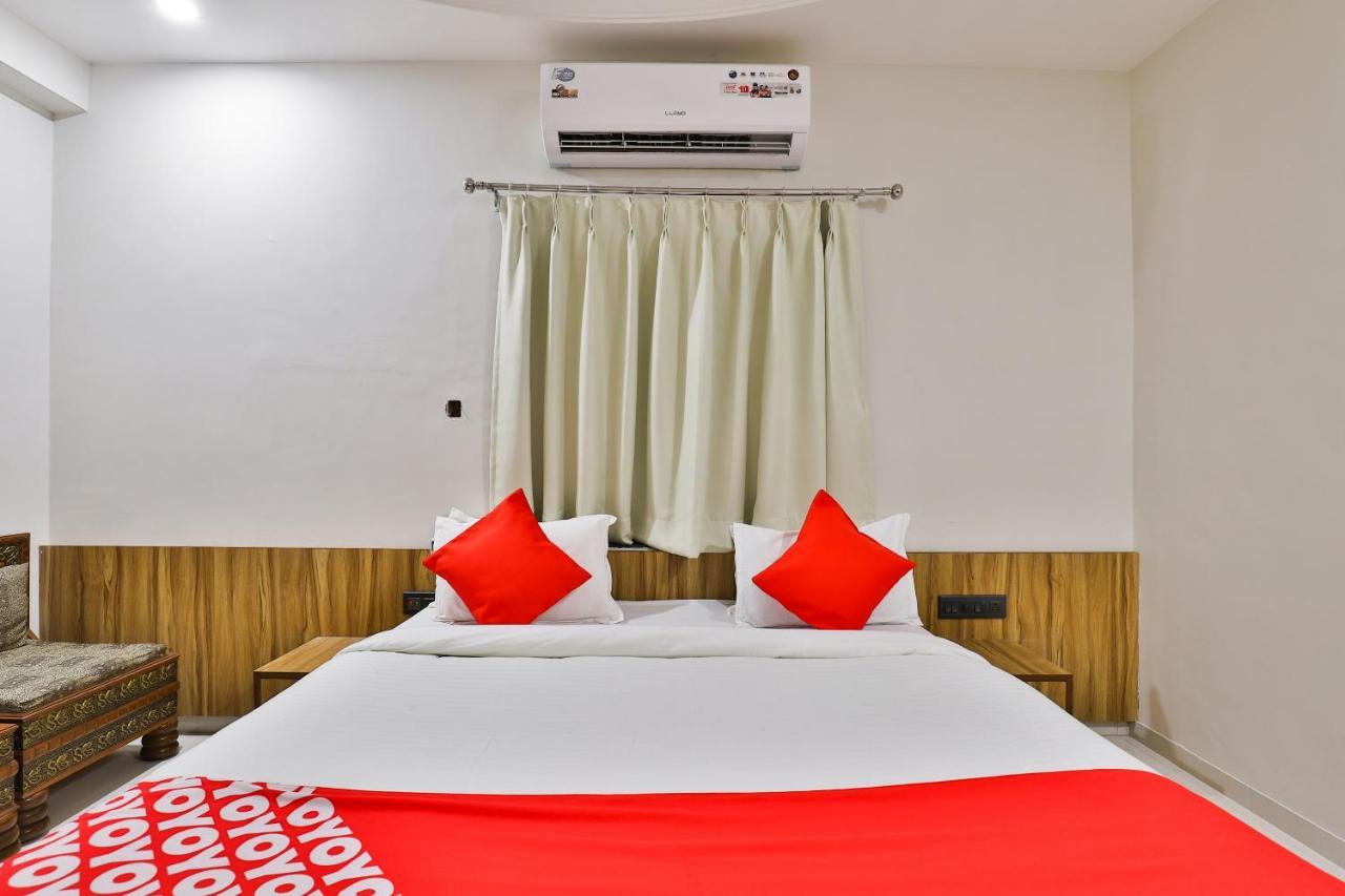 Oyo 23540 Hotel Suryakant Rádzskot Kültér fotó
