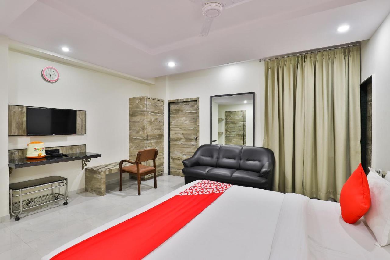 Oyo 23540 Hotel Suryakant Rádzskot Kültér fotó