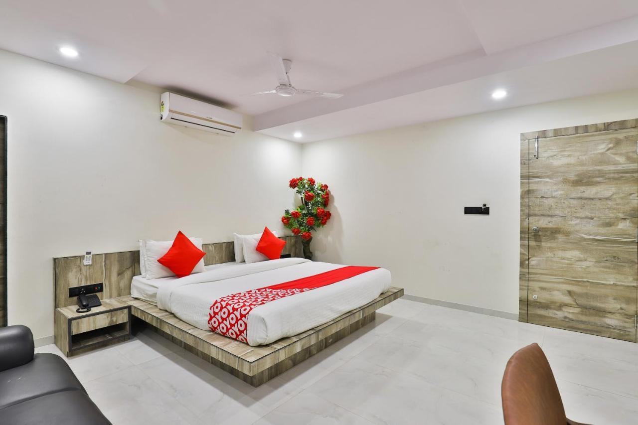 Oyo 23540 Hotel Suryakant Rádzskot Kültér fotó