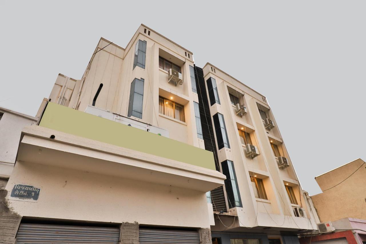 Oyo 23540 Hotel Suryakant Rádzskot Kültér fotó