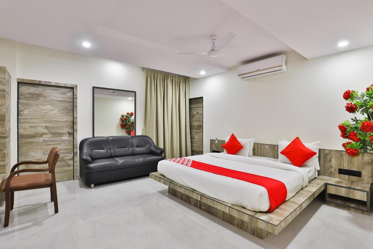 Oyo 23540 Hotel Suryakant Rádzskot Kültér fotó