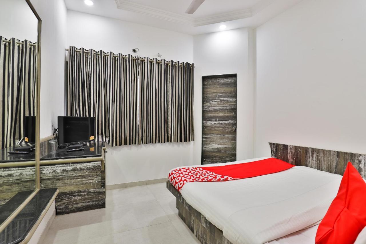 Oyo 23540 Hotel Suryakant Rádzskot Kültér fotó