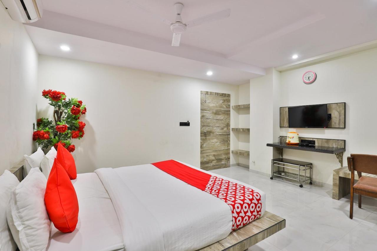 Oyo 23540 Hotel Suryakant Rádzskot Kültér fotó