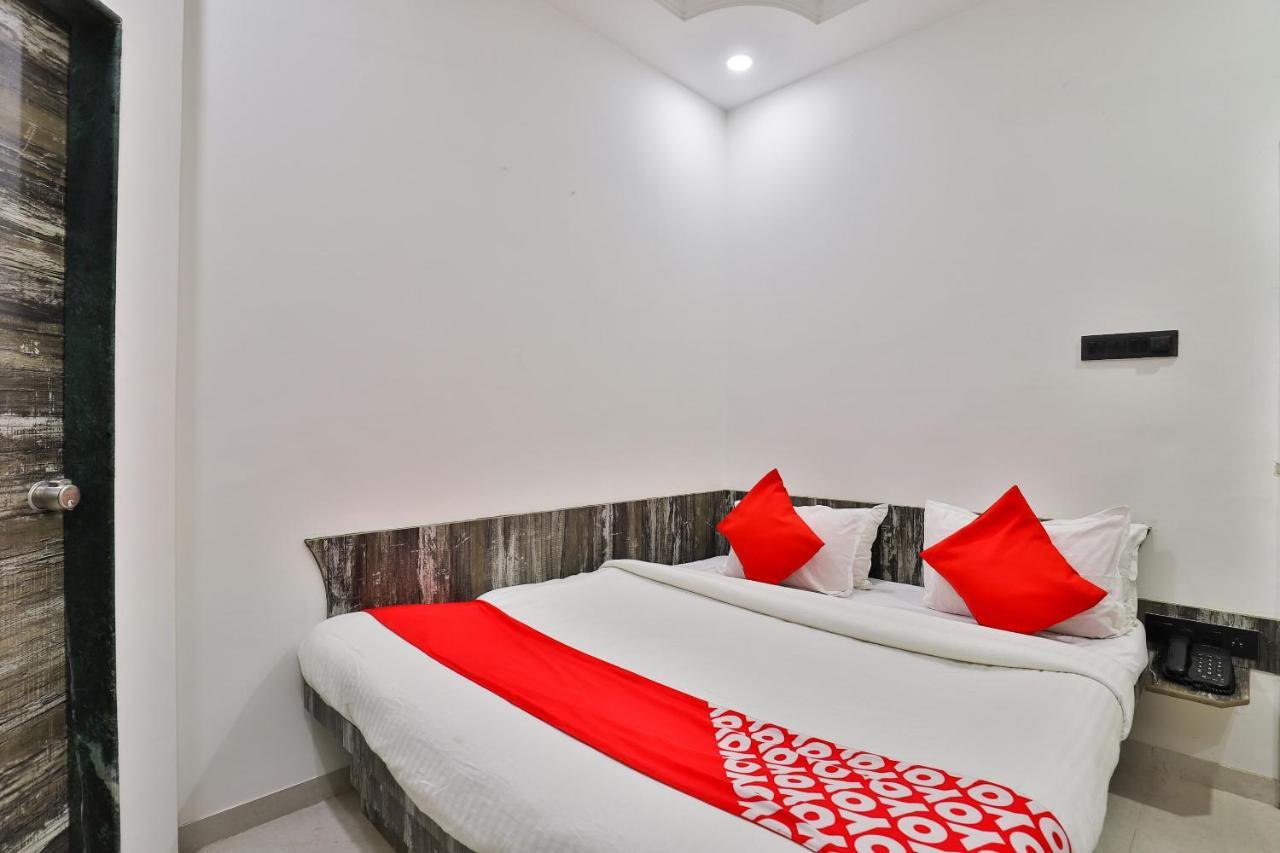 Oyo 23540 Hotel Suryakant Rádzskot Kültér fotó
