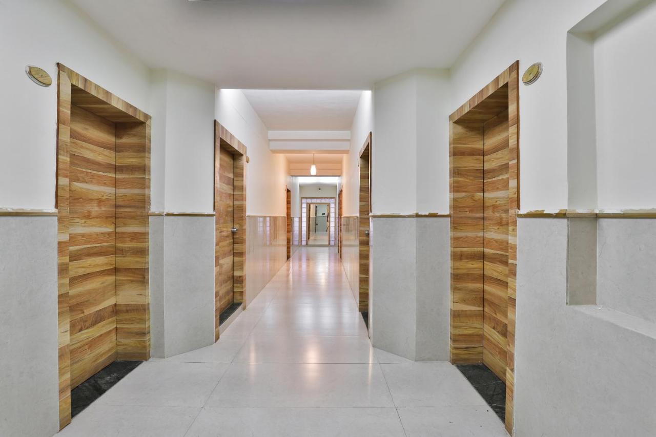 Oyo 23540 Hotel Suryakant Rádzskot Kültér fotó