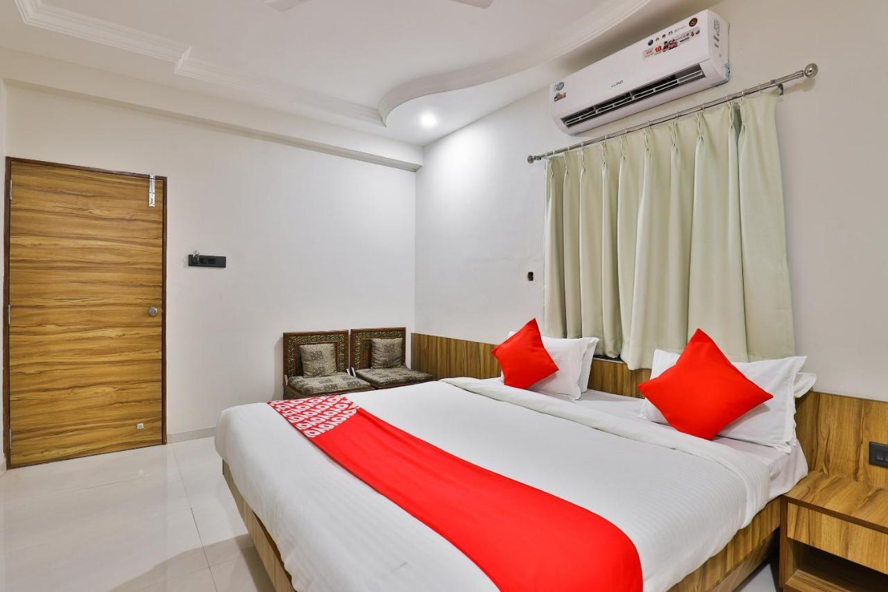 Oyo 23540 Hotel Suryakant Rádzskot Kültér fotó
