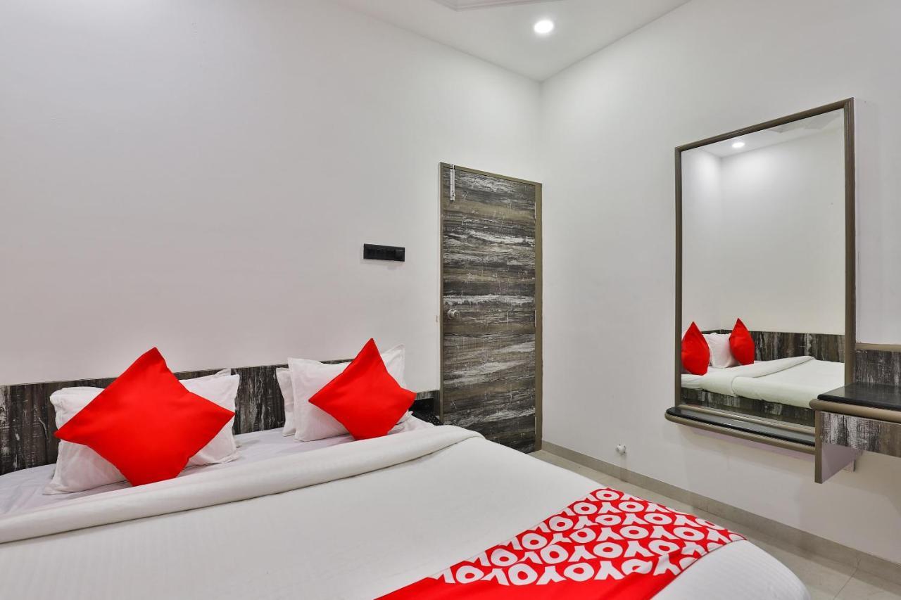 Oyo 23540 Hotel Suryakant Rádzskot Kültér fotó