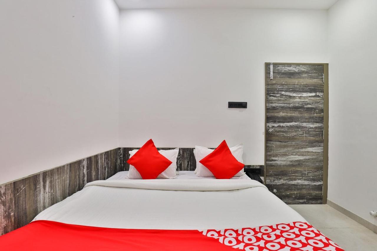 Oyo 23540 Hotel Suryakant Rádzskot Kültér fotó