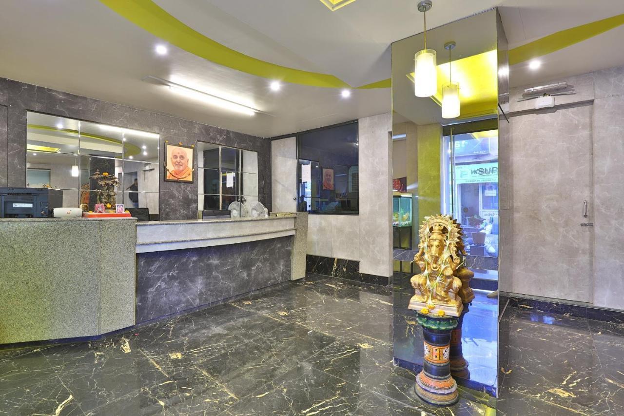 Oyo 23540 Hotel Suryakant Rádzskot Kültér fotó